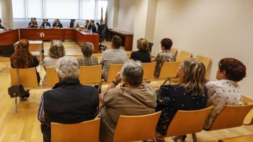 Unas de las sesiones del juicio, con una decena de acusados de la junta directiva de La Dolorosa.