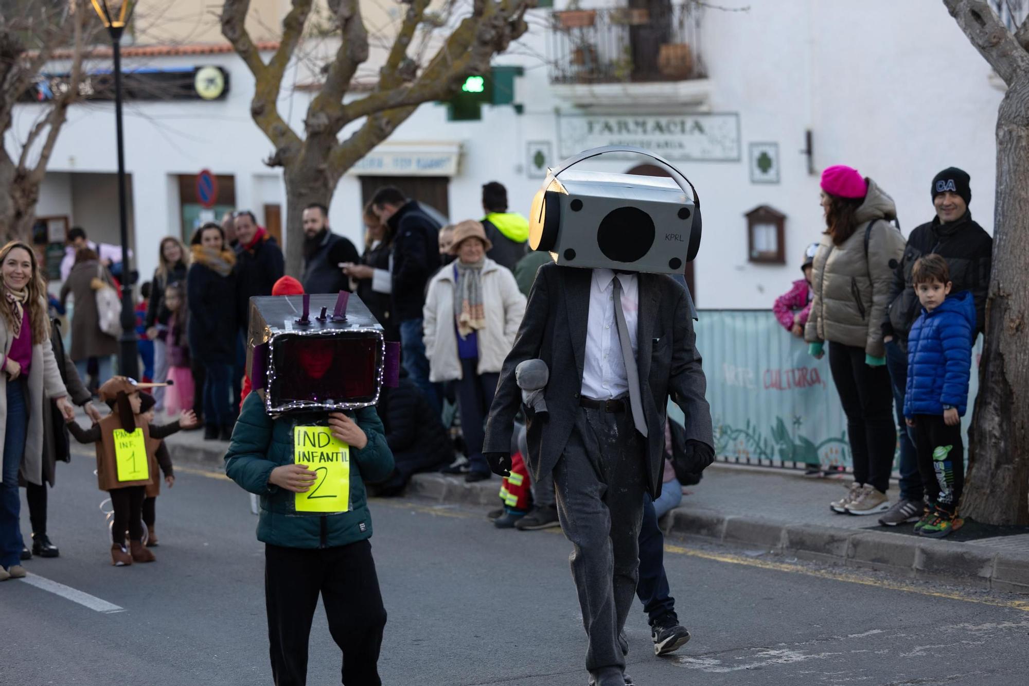 Mira aquí las imágenes de la rúa de carnaval en Sant Joan