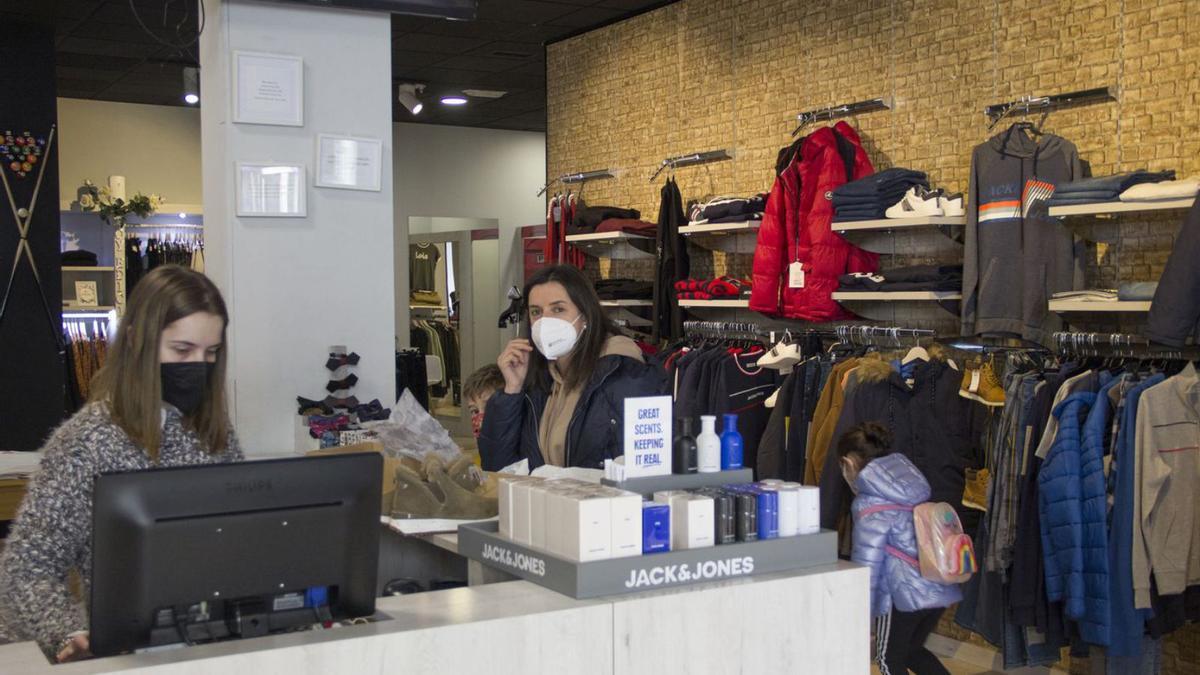 Una clienta, haciendo, ayer, sus compras en el inicio de las rebajas de invierno de Lalín.  | // BERNABÉ/ANA AGRA