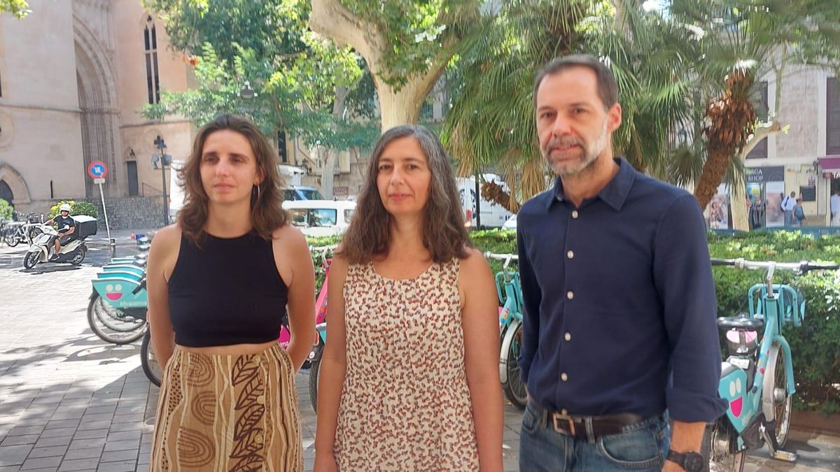 Lucía Muñoz, Neus Truyol y Xisco Ducrós, este lunes en la plaza Santa Eulàlia.