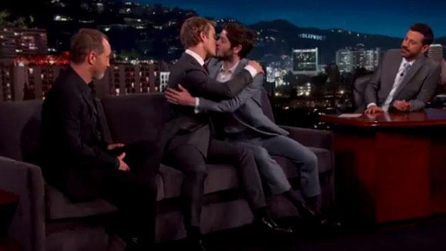 Alfie Allen y Iwan Rheon en el show de Jimmy Kimmel.