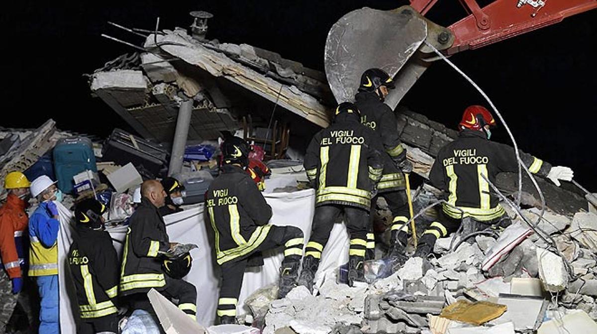 Els serveis d’emergència italians segueixen treballant a la zona dels terratrèmols.