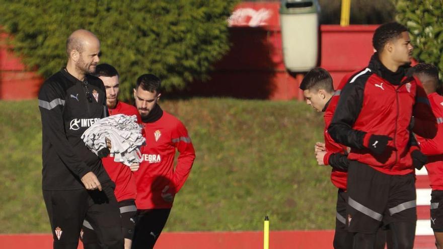 Ramírez, con unos petos durante el entrenamiento de ayer. | Marcos León