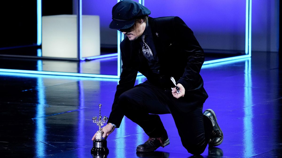 El actor Johnny Depp pone el Premio Donostia en el suelo en el 69º Festival Internacional de Cine de San Sebastián. El actor Johnny Depp pone el Premio Donostia en el suelo en el 69º Festival Internacional de Cine de San Sebastián.