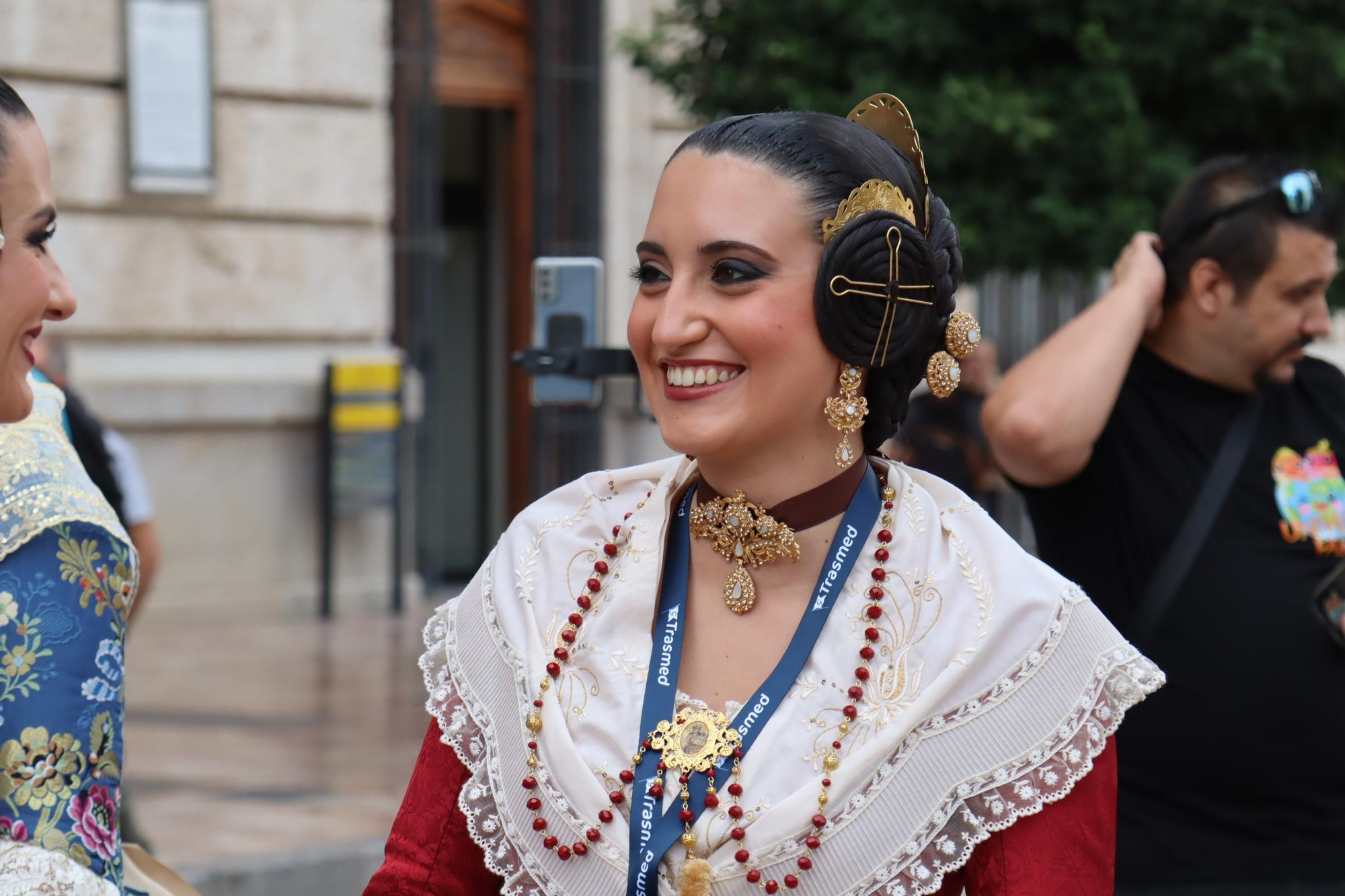 Concentración fallera en la Plaza del Ayuntamiento con las candidatas a FMV2025
