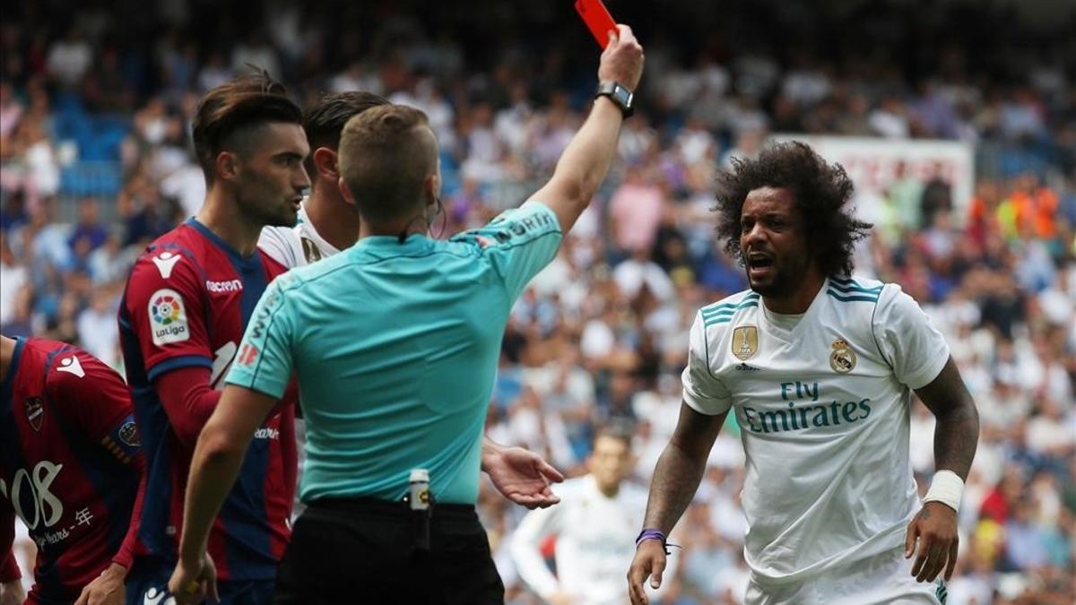 El lateral madridista Marcelo, en un apuro.