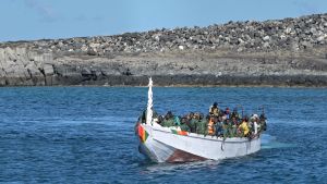 Buscan en El Hierro un cayuco a la deriva con 60 personas en la misma zona del naufragio del sábado