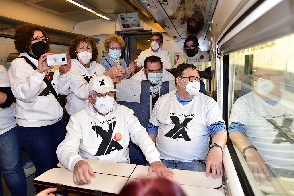 Los vecinos de las vías, celebran su primer viaje en el nuevo tren soterrado