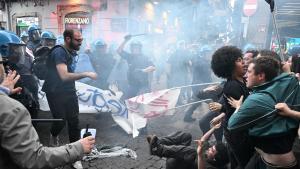 Manifestantes se enfrentan a la Policía en las calles de Nápoles durante una manifestación anti-Otan.