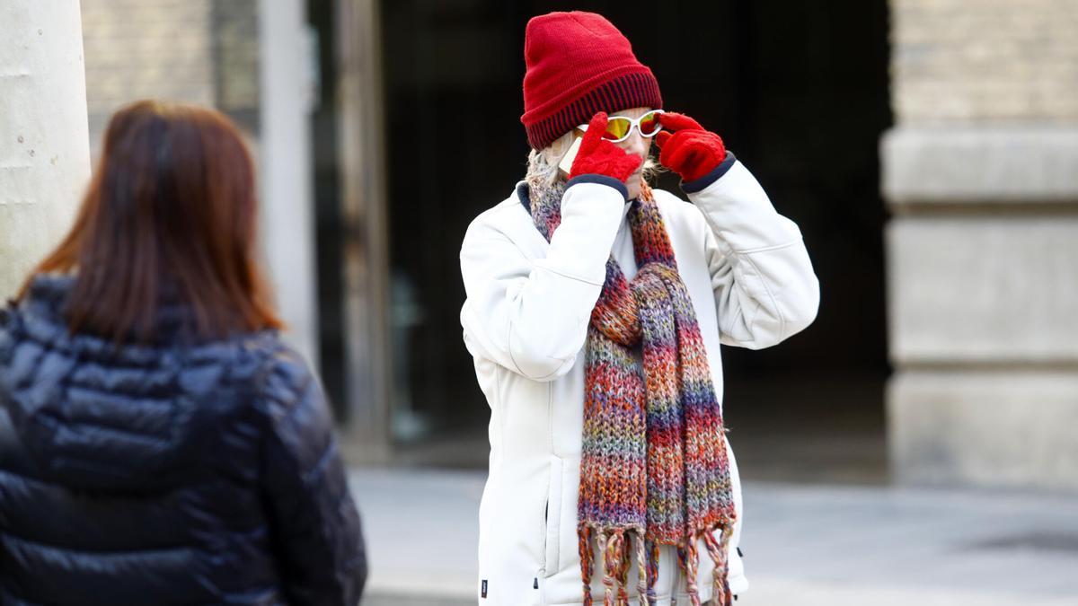 Una mujer se protege del frío en Zaragoza, en una imagen de archivo