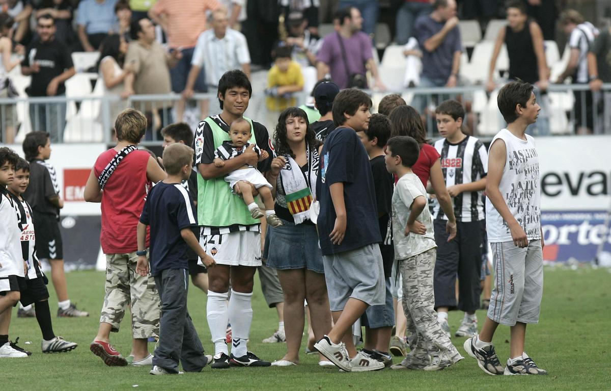 Kenji Fukuda atiende a los aficionados.
