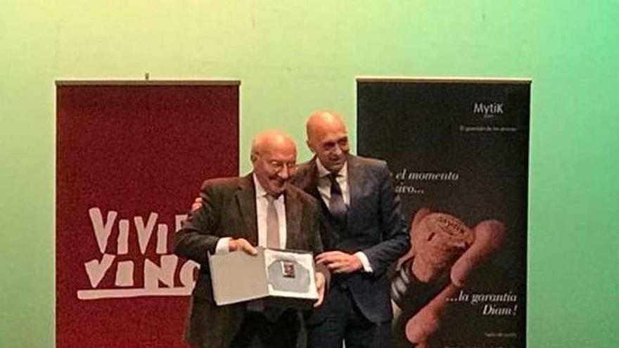 Manuel Fariña, a la izquierda, recibe el premio de Vivir el Vino.
