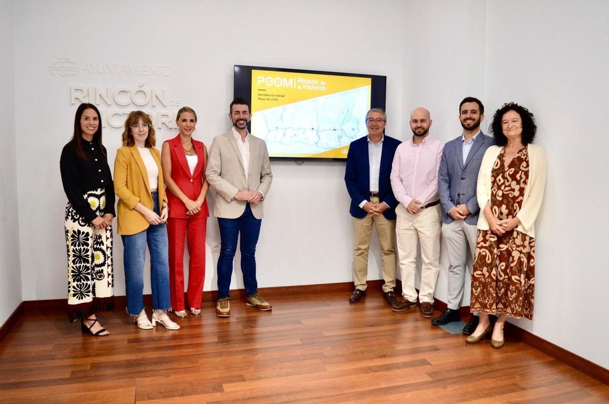 Francisco Salado con el equipo redactor del nuevo plan de urbanismo.