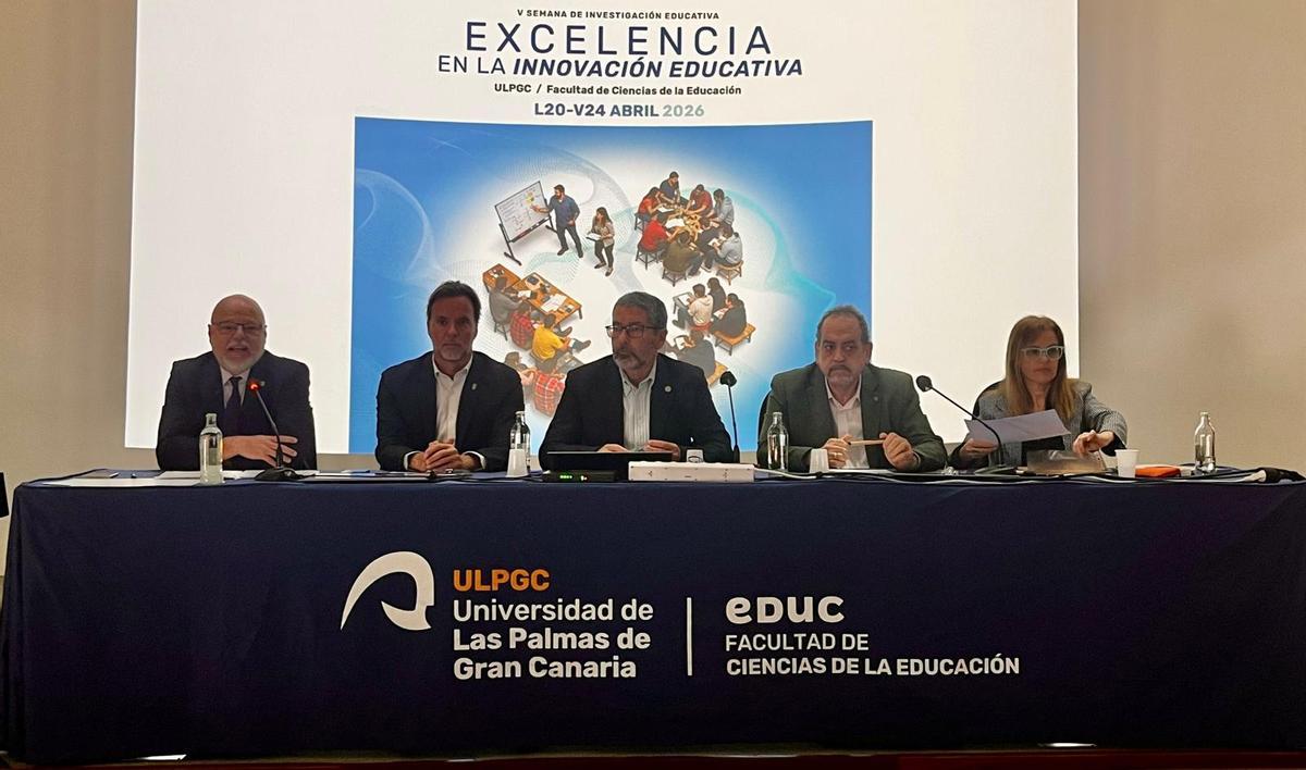 De izq. a dcha: Germán Gallardo, Ciro Gutiérrez, Luis Hernández, José García y Esperanza Ceballos en el acto inaugural de la V Semana de Investigación Educativa.