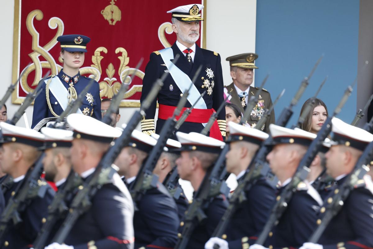 MADRID, 12/10/2025.- El rey Felipe y la princesa Leonor durante el desfile de las Fuerzas Armadas con motivo de la Fiesta Nacional este domingo en Madrid. EFE/Chema Moya