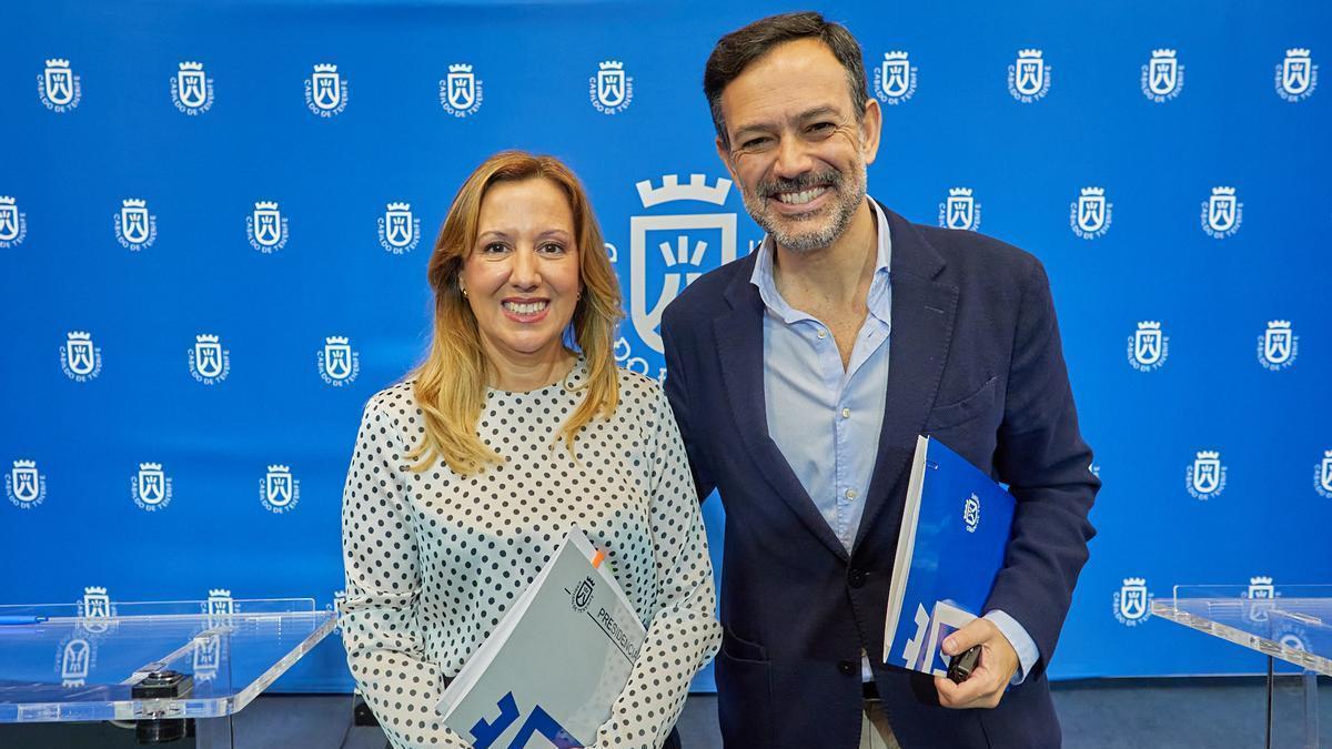 Rosa Dávila y Lope Afonso, tras el Consejo de Gobierno del Cabildo de Tenerife