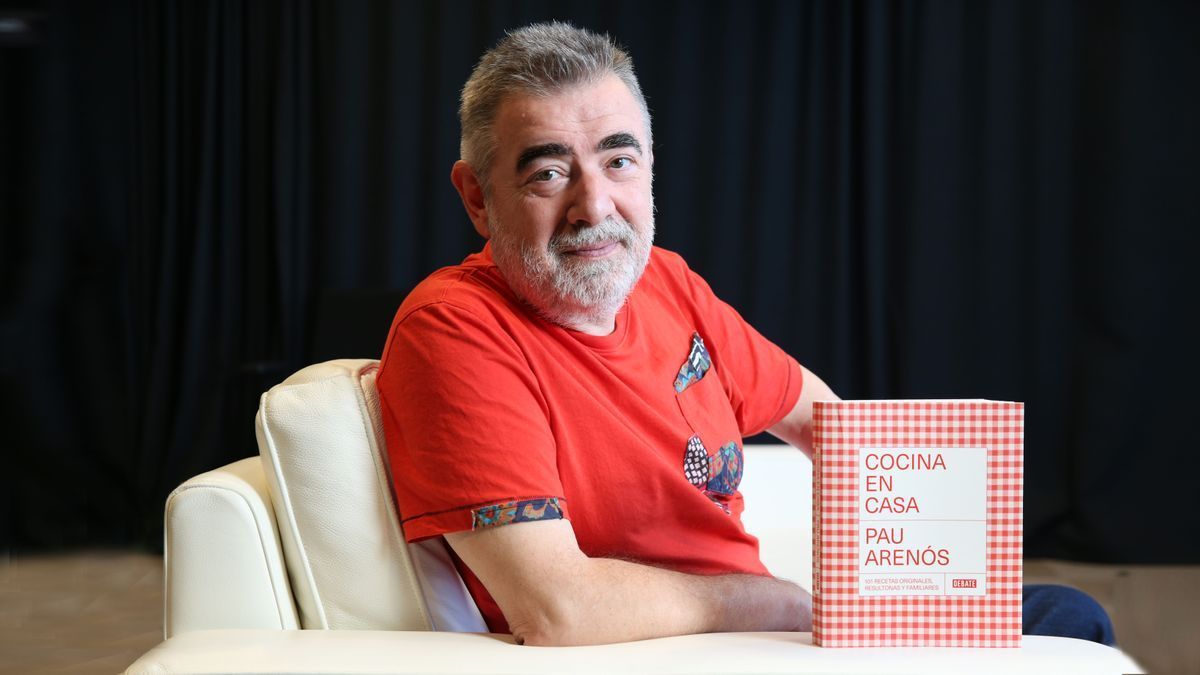 El periodista y escritor Pau Arenós, con su nuevo libro ’Cocina en casa’.