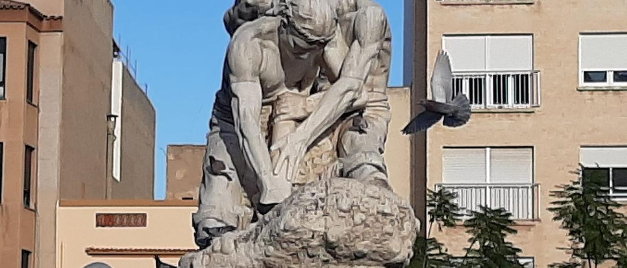 La estatua de Llorens Poy en homenaje a los agricultores de Vila-real es lugar de posado de las palomas de la zona.