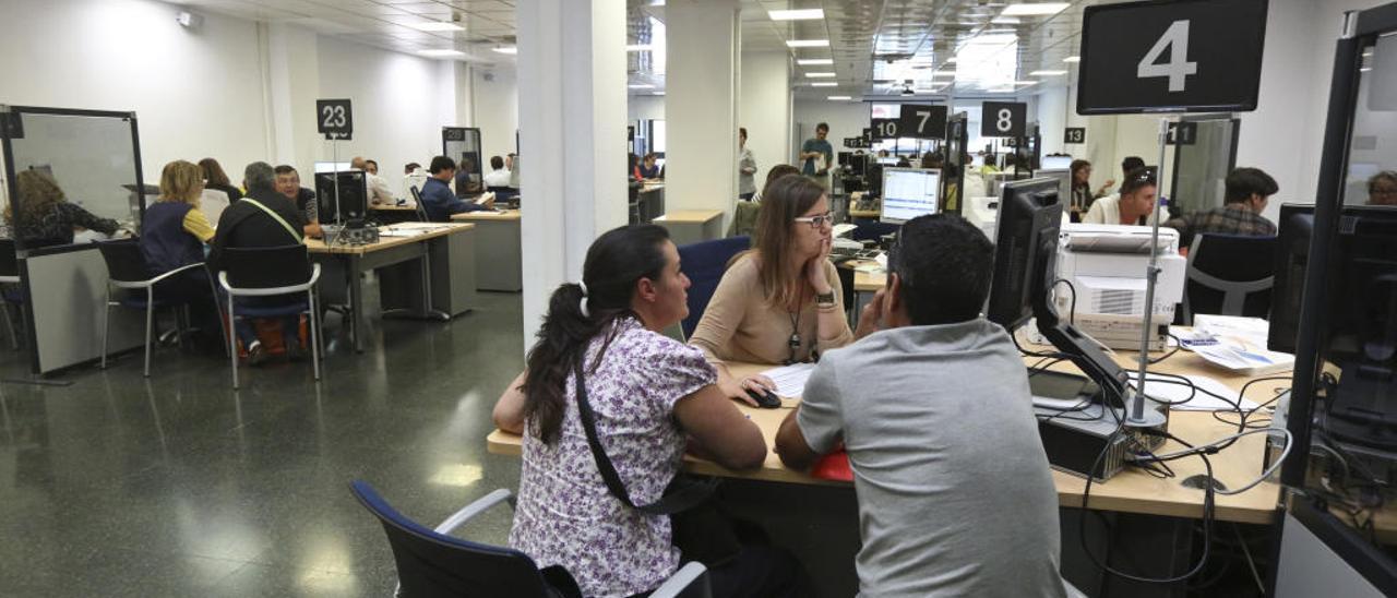 Un centro de atención al contribuyente durante la campaña de la renta.