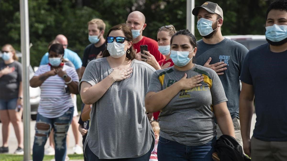 Padres y alumnos protegidos por mascarillas en un campus de Texas.