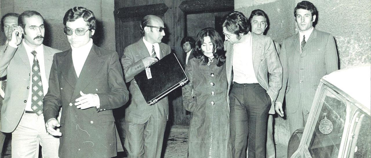 Yoko Ono y John Lennon, a la salida de los juzgados.
