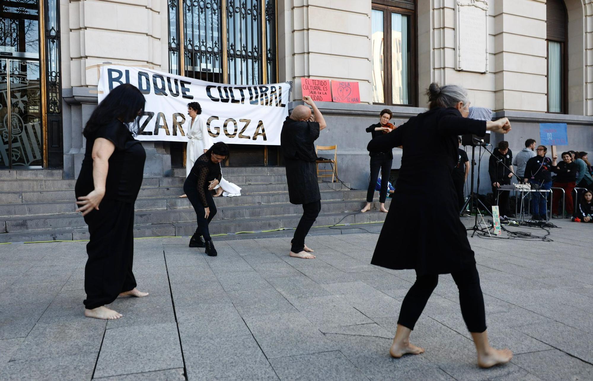 En imágenes | Nueva protesta de Bloque Cultural en la plaza España de Zaragoza