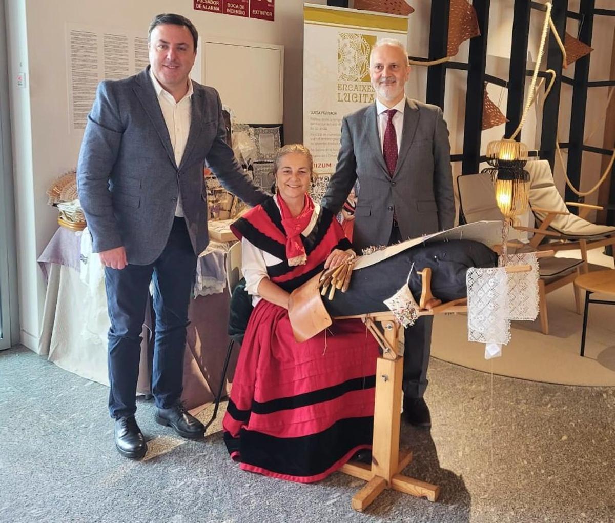 Valentín González y Julio Castro con la palilleira Lucita Figueroa, en el Parador.
