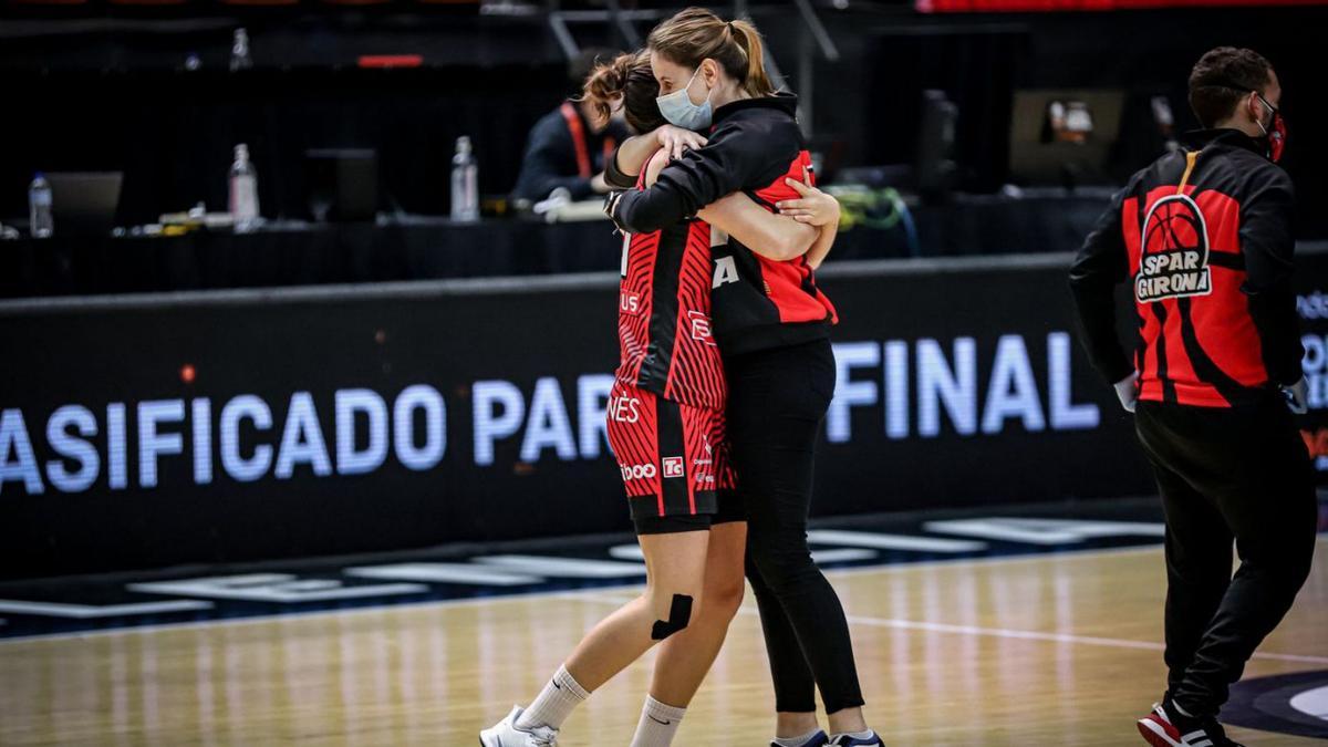 Carla Jou, amb xandall i mascareta, s’abraça a una jugadora de l’Uni.  | DAVID SUBIRANA/UNI GIRONA