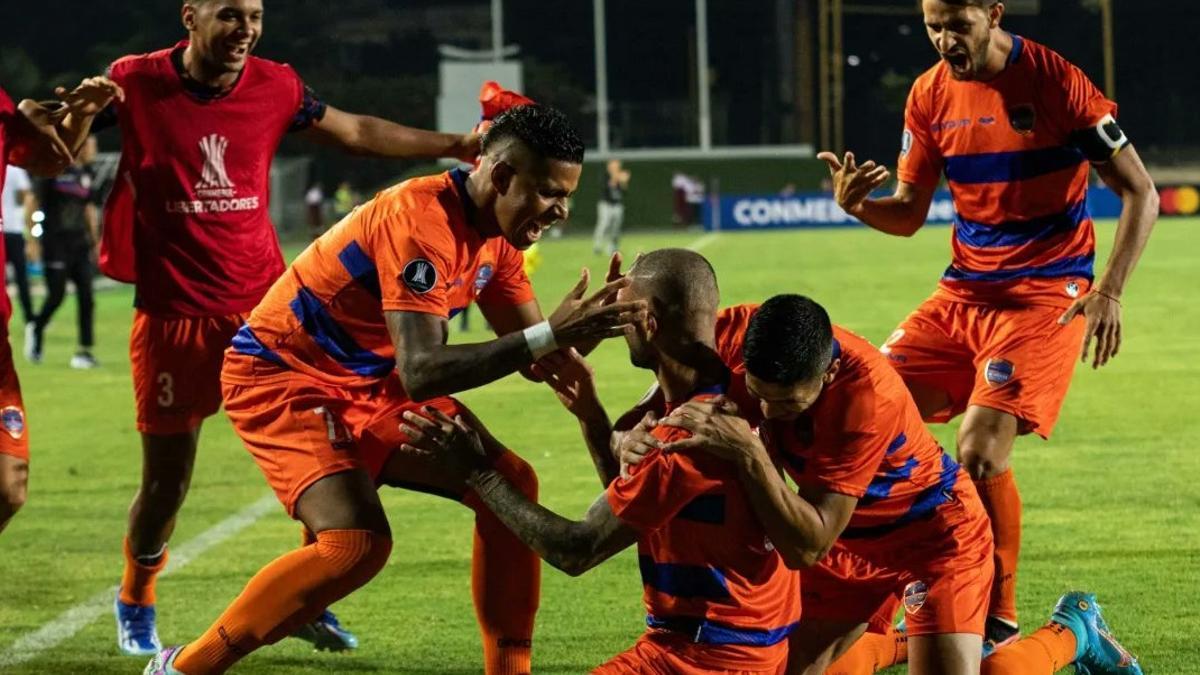 Los jugadores del Puerto Cabello celebran un gol.