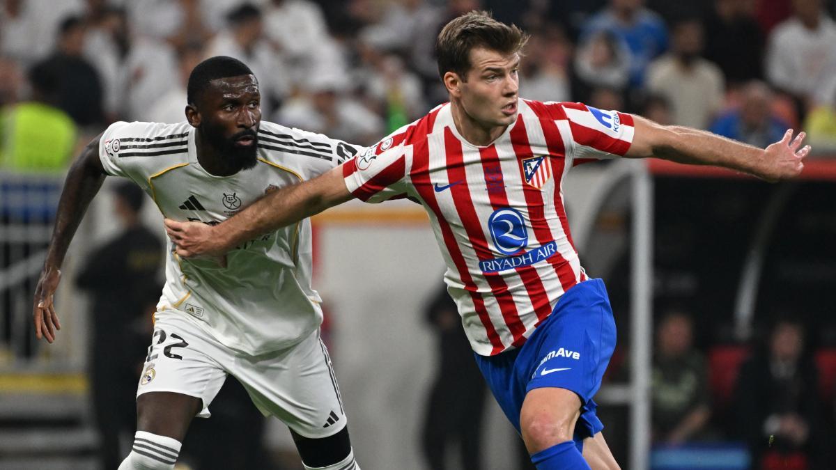 Sorloth y Rüdiger, durante la disputa de la semifinal de la Supercopa de España entre Real Madrid y Atlético
