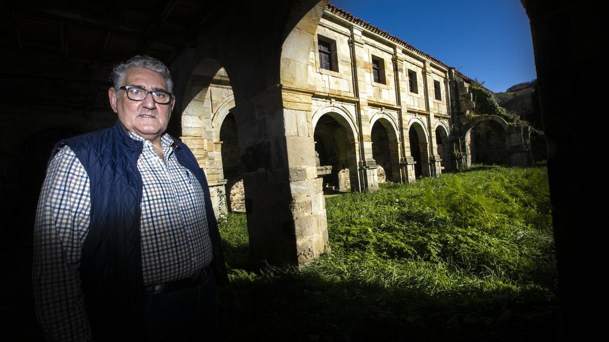 Laureano García, en el monasterio de Obona. | MIKI LÓPEZ