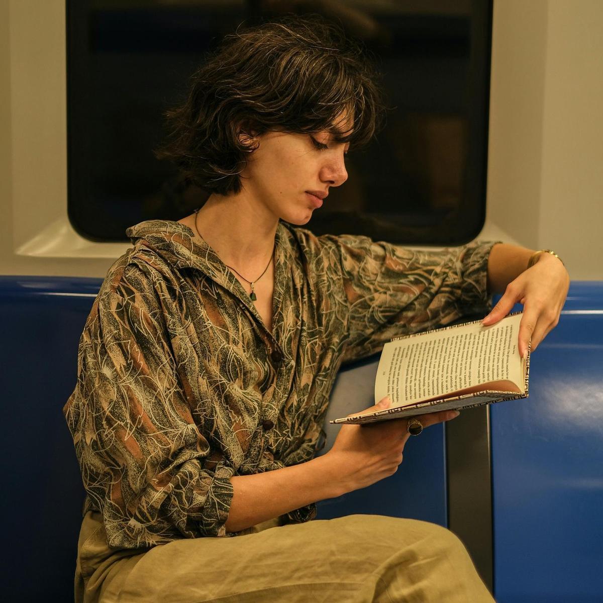 Una lectora en el metro.