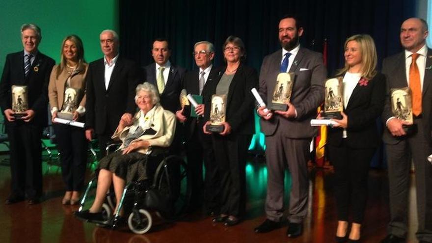 Luciano Alonso y Ruiz Espejo con los premiados Día de Andalucía 2015.