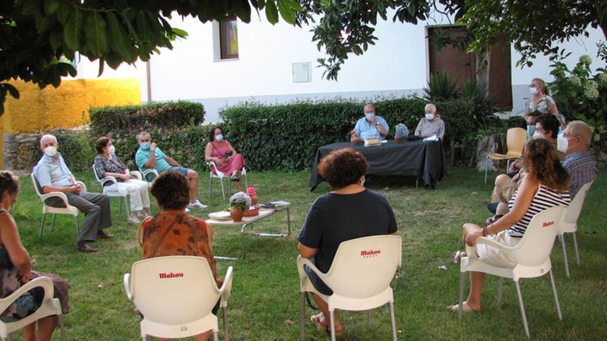Participantes en una actividad llevada a cabo en los jardines de la Casa de Cultura.