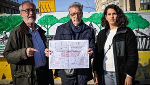 Xavier Riu, de la asociación vecinal de la Esquerra de lEixample, el arquitecto Alfons Santamaria y la portavoz de las familias de la escuela Joan Miró, con el plano del proyecto.