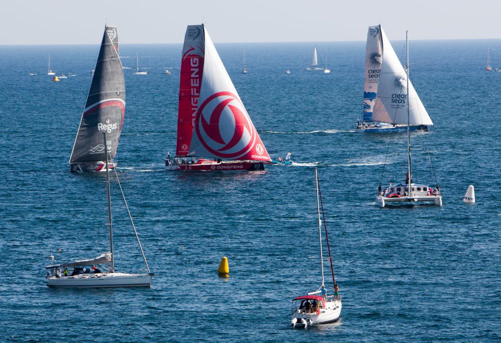 Miles de personas se dan cita en el Village del Puerto de Alicante para disfrutar del estreno de la competición