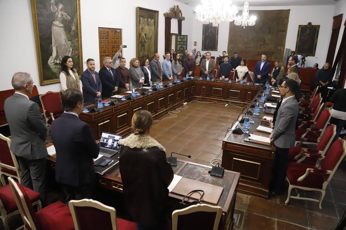 Los diputados guardan un minuto de silencio durante el Pleno de este viernes en el Palacio de la Merced.