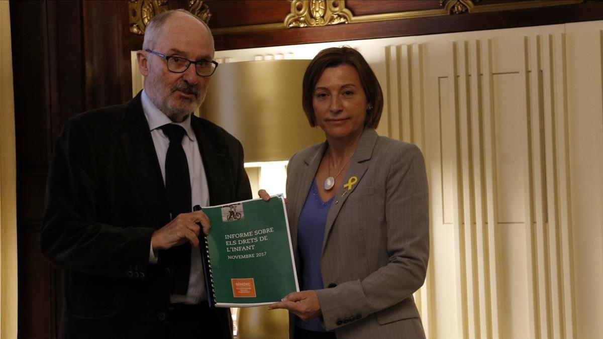 El síndic de greuges, Rafael Ribó, junto a la presidenta el Parlament, Carme Forcadell.