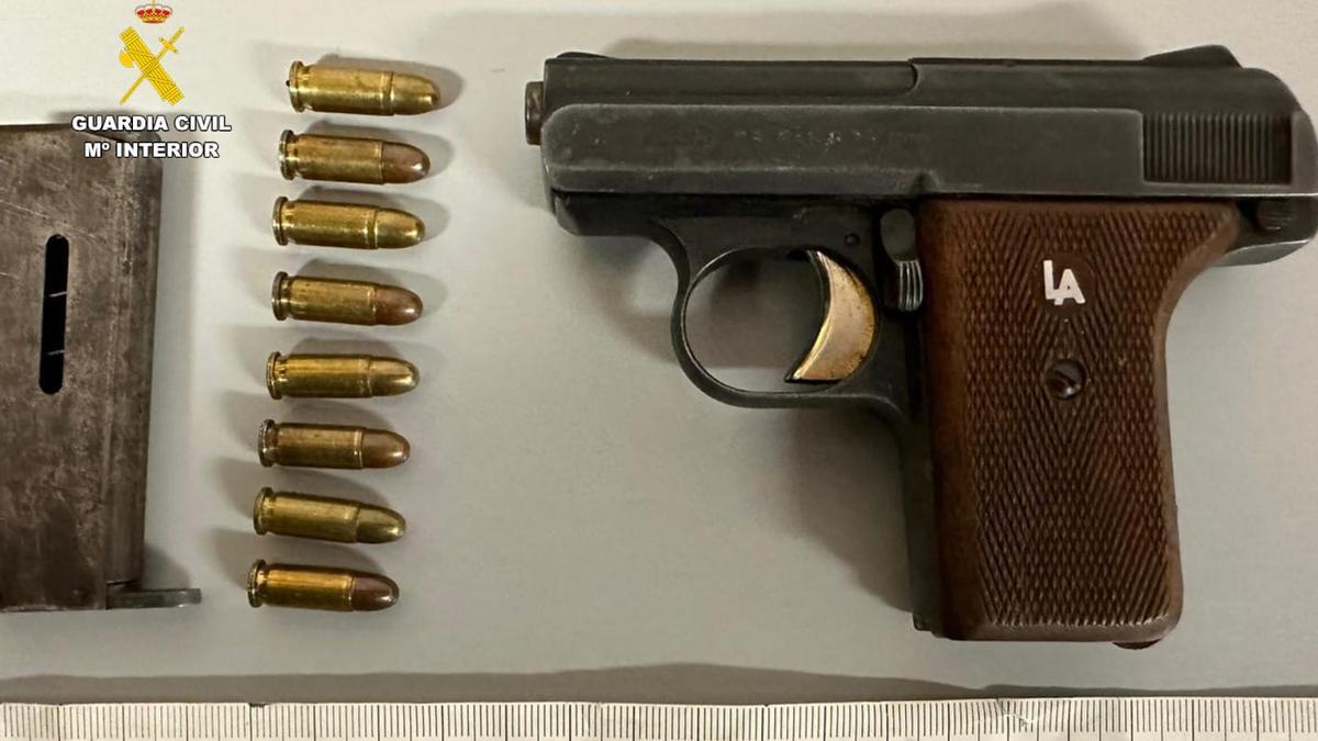 La pistola de 6,35 milímetros incautada en Benavente a un vecino de Ourense.