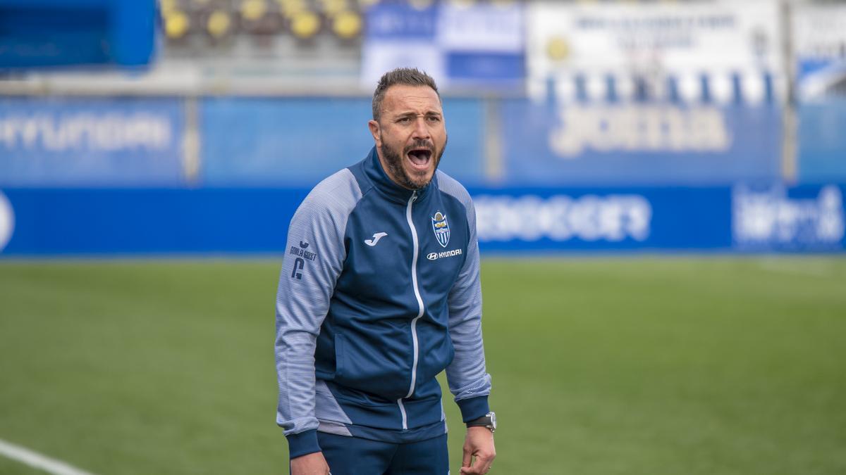 Jordi Roger da órdenes a sus jugadores en un partido en el Estadi Balear.