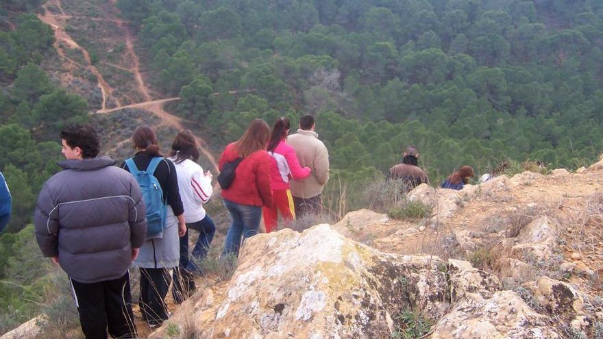 Un grupo de jóvenes participando en una de las rutas programadas por el Majal Blanco.