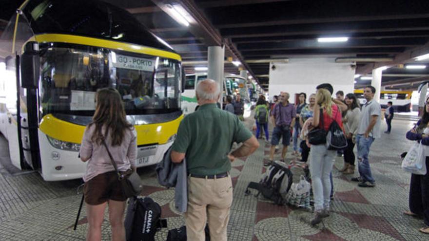 Viajeros antes de subirse en la estación de Vigo a uno de los ocho buses diarios a Oporto. // Jorge Santomé