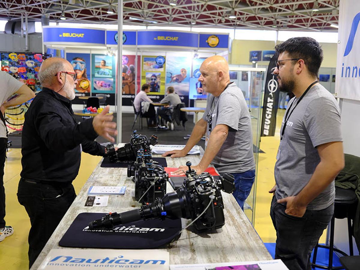 Un expositor y unos visitantes durante la feria del año pasado.