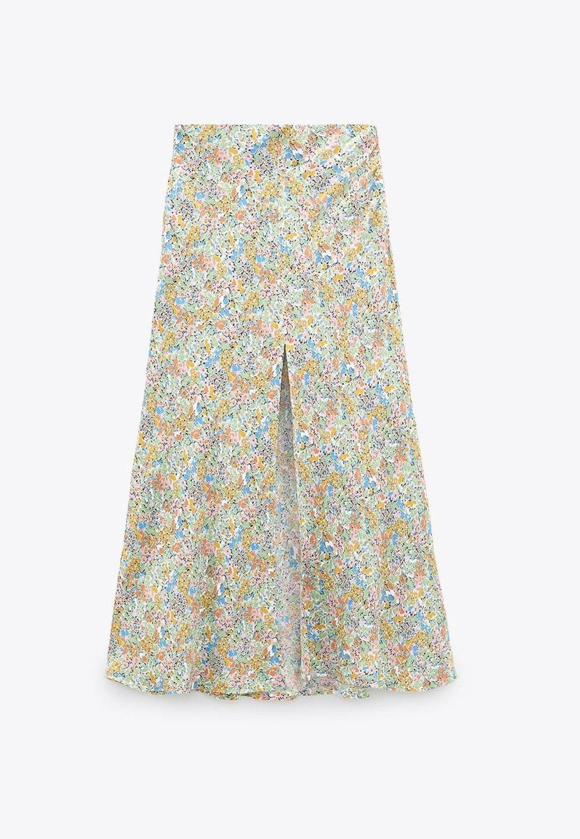 Falda con estampado de flores de Zara (Precio: 12,99 euros)