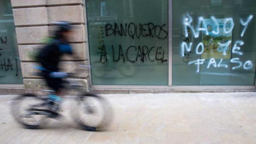 Los bancos de Avilés, escaparate de la indignación ciudadana