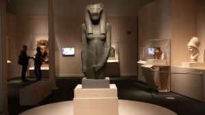 Sekhmet, diosa leona sanguinaria y sanadora, en una sala de la exposición  Veneradas y temidas el poder femenino en el arte y las creencias.