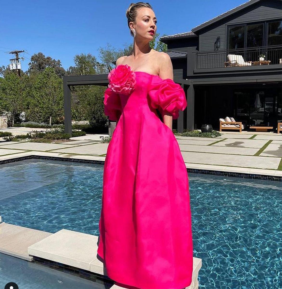 Divina en rosa fucsia, Kaley Cuoco al borde de su piscina