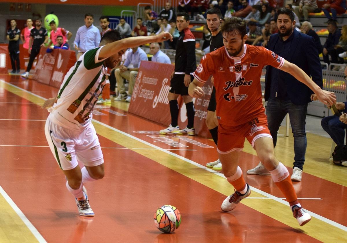 Damián Mareco persigue a Mínguez en el Jimbee Cartagena-Córdoba Futsal.