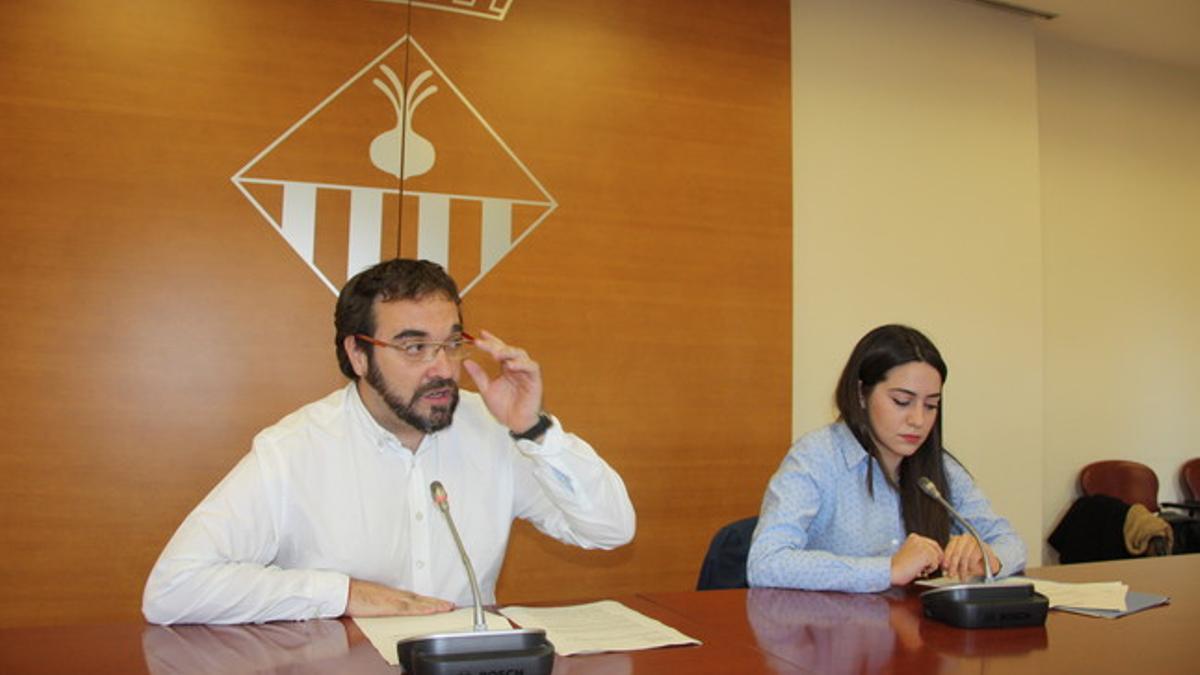 El alcalde de Sabadell, Juli Fernàndez, y la concejala de Transparencia, Elena Hinojo, presentan el plan para el desarrollo de un código ético municipal.