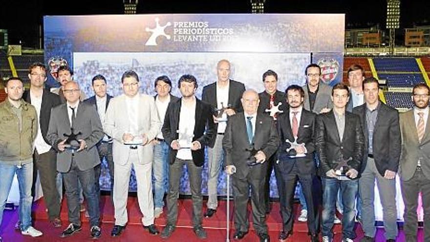 Todos los premiados junto a los presentadores de la gala.